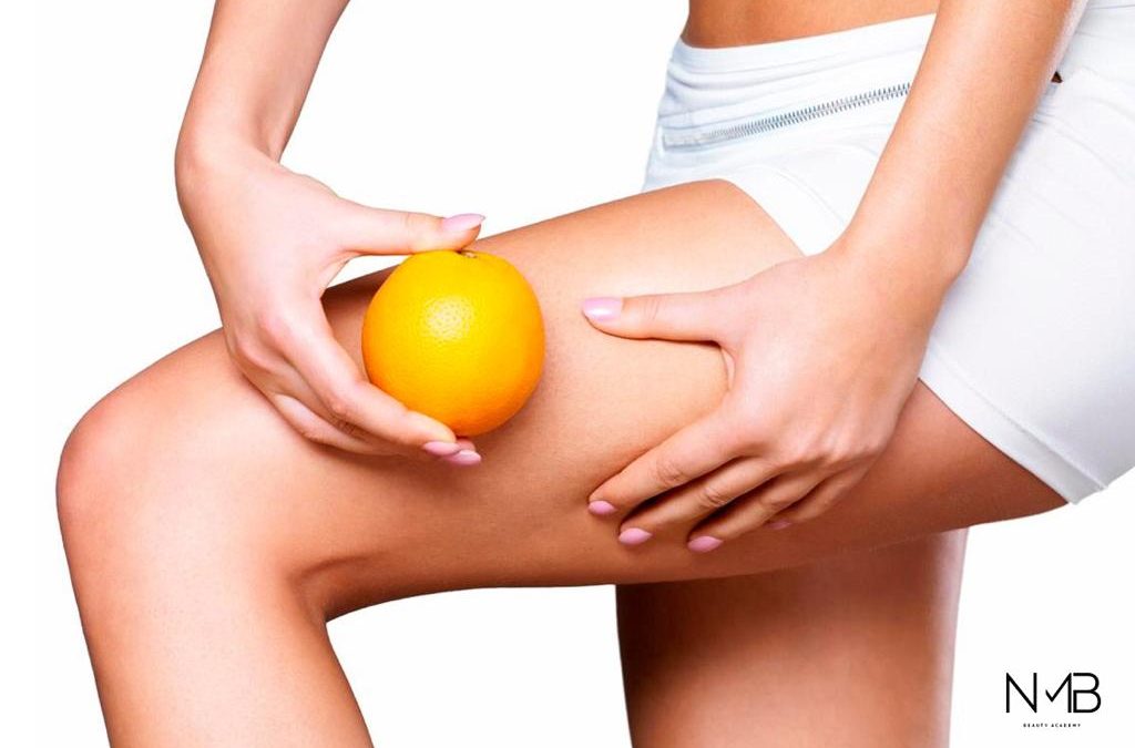 Mujer mostrando una naranja junto a sus muslos comparándola con su piel