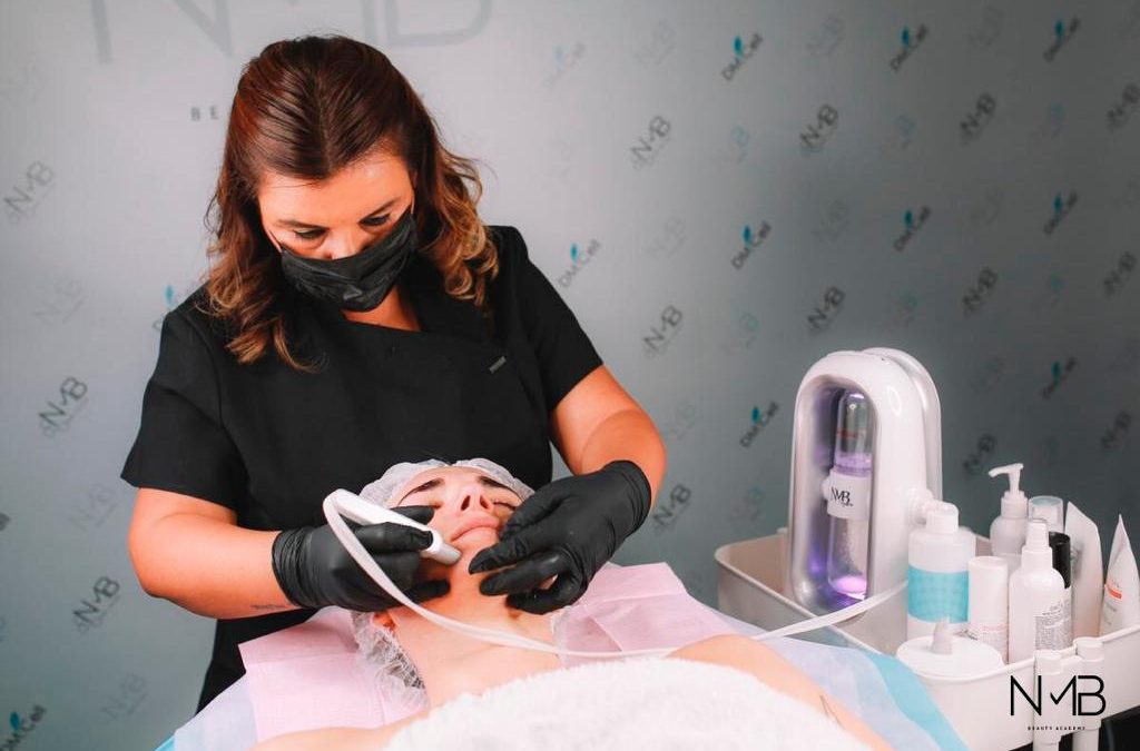 Profesional realizando tratamiento de limpieza facial a una clienta