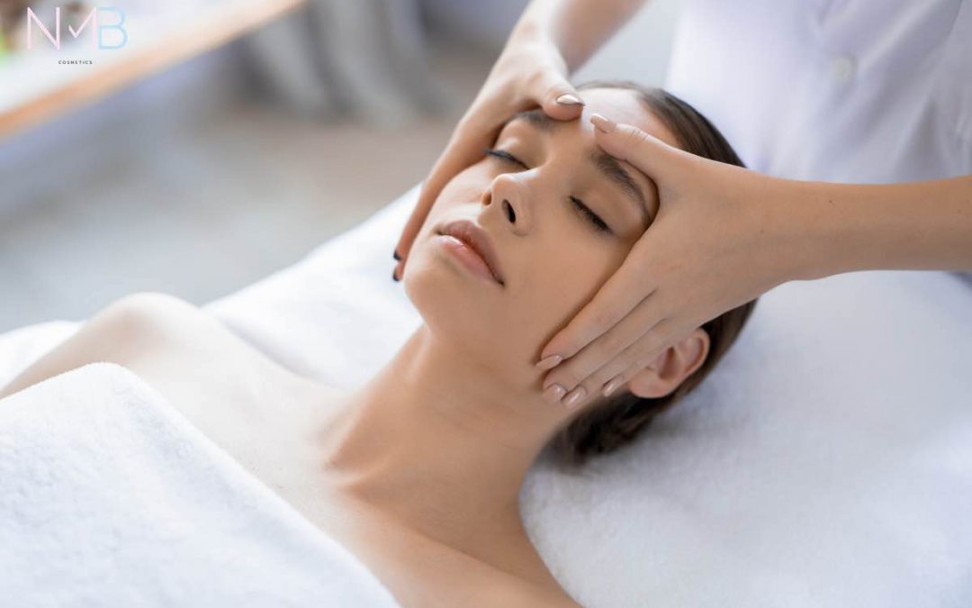 Rostro de mujer recibiendo un masaje facial