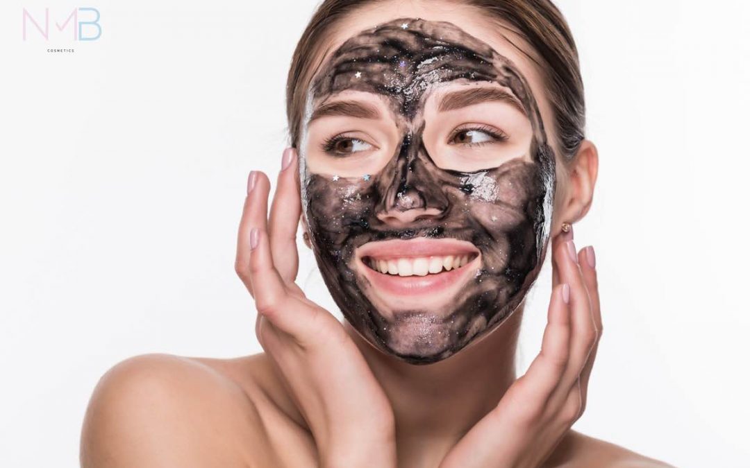 Mujer con mascarilla facial de carbón activado